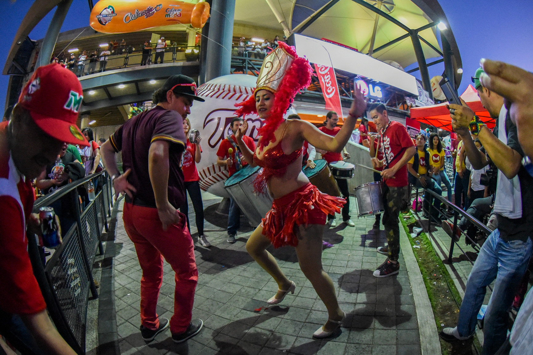 Ambiente de fiesta se observa el martes 7 de febrero de 2017, durante la gran final del béisbol Serie del Caribe que se juega en la ciudad de Culiacán (México).