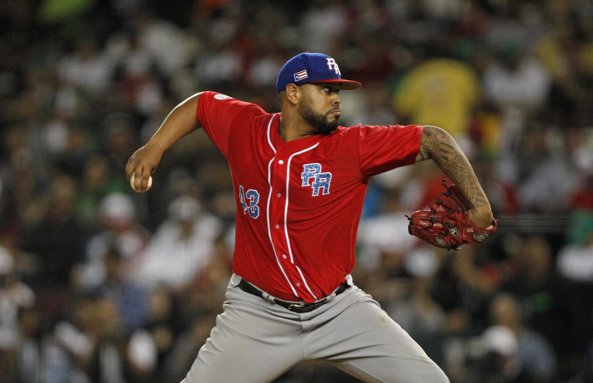 Adalberto Flores de los Criollos de Caguas de Puerto Rico lanza una bola contra las Águilas de Mexicali de México el martes 7 de febrero de 2017.
