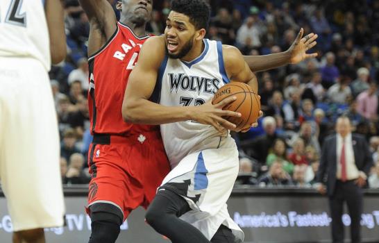 Con ‘doble doble’ de Towns, Wolves sorprenden a Raptors 