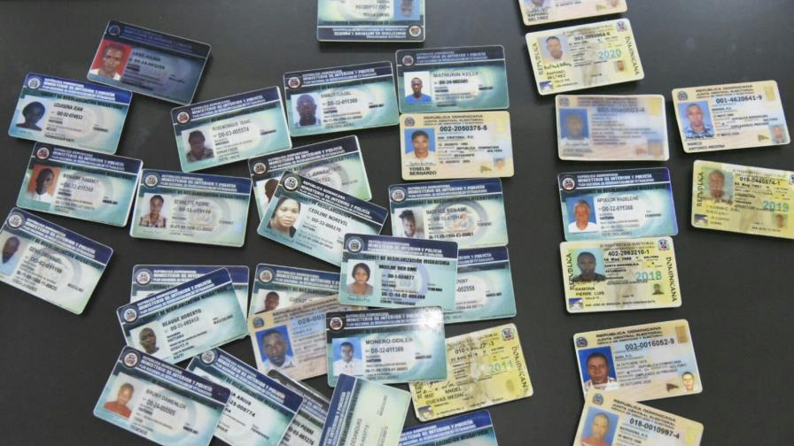 Abel Martínez denuncia falsificación de cédulas y carnets de naturalización en favor de haitianos Abel Martínez denuncia falsificación de cédulas y carnets de naturalización en favor de haitianos