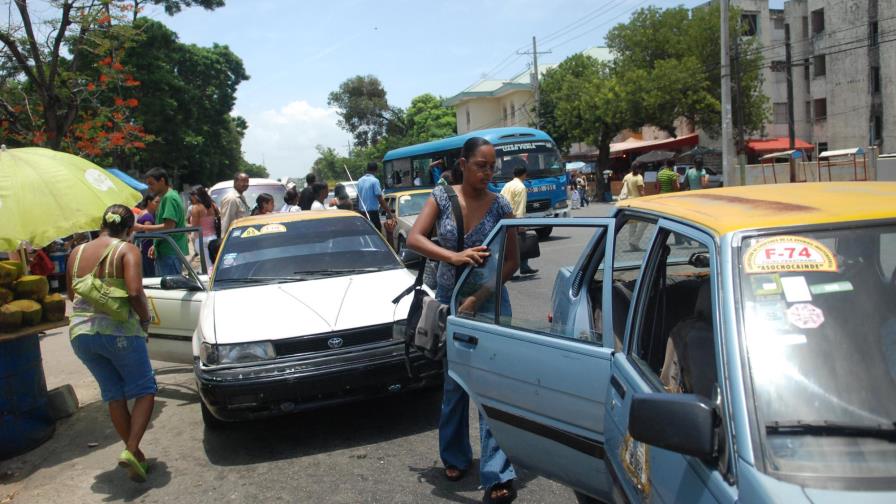Choferes divididos en diálogo con el gobierno por renovar flotilla transporte
Los vehículos de 30 pasajeros
Teleférico está para entregar en octubre dicen técnicos