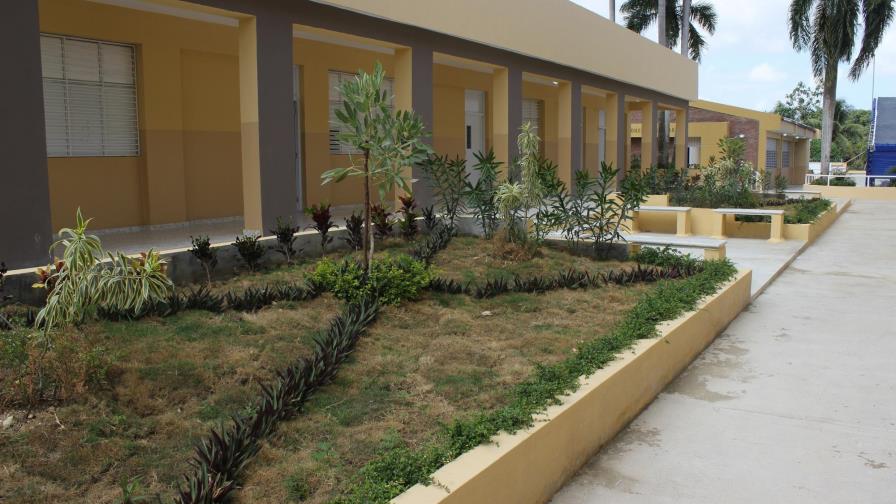 Empleados de escuelas con salarios de menos RD$10,000 aspiran también a aumento