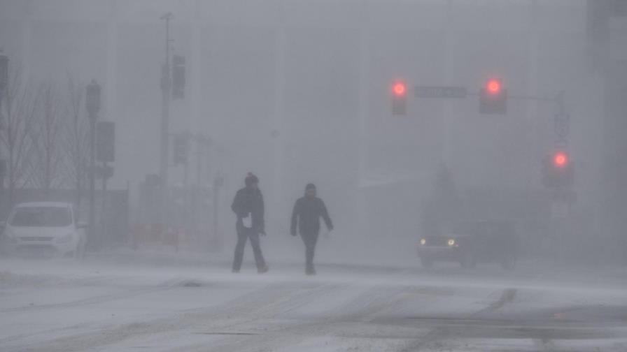 Un muerto, cierre de negocios y reducción del tránsito por tormenta de nieve en Estados Unidos