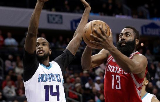 Russell Westbrook logra otro ‘triple doble’, en duelo ante LeBron 