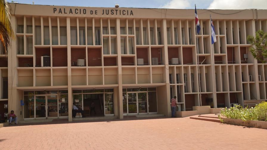 Acusan a teniente de propinar golpizas a dos venezolanas; le dictan tres meses de prisión