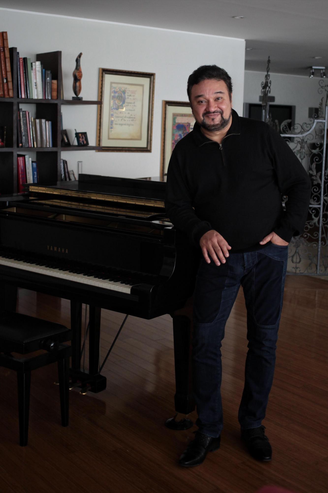 El tenor mexicano Ramón Vargas quien habla durante una entrevista con Efe, en Ciudad de México (México).