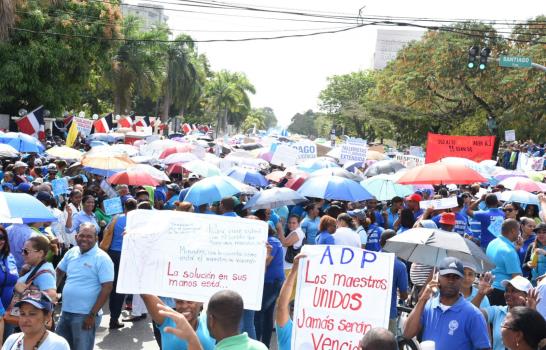 Miles de docentes reclaman aumento de salarios frente al Ministerio de Educación