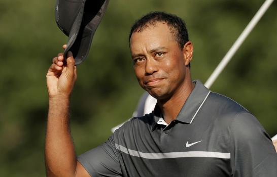 Tiger Woods se retira de 2 torneos con problemas de espalda 