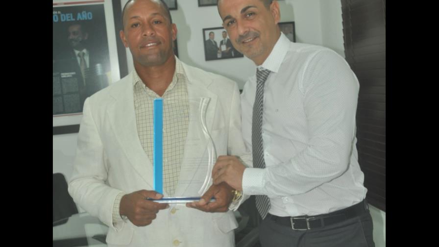 IFA Villas entrega reconocimiento al empleado del año