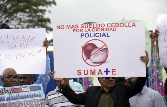 Protestan en Santiago por mejores condiciones para los policías