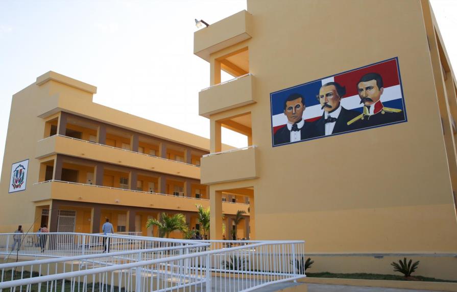 Presidente Medina entrega liceo en Santo Domingo Este para 770 estudiantes 