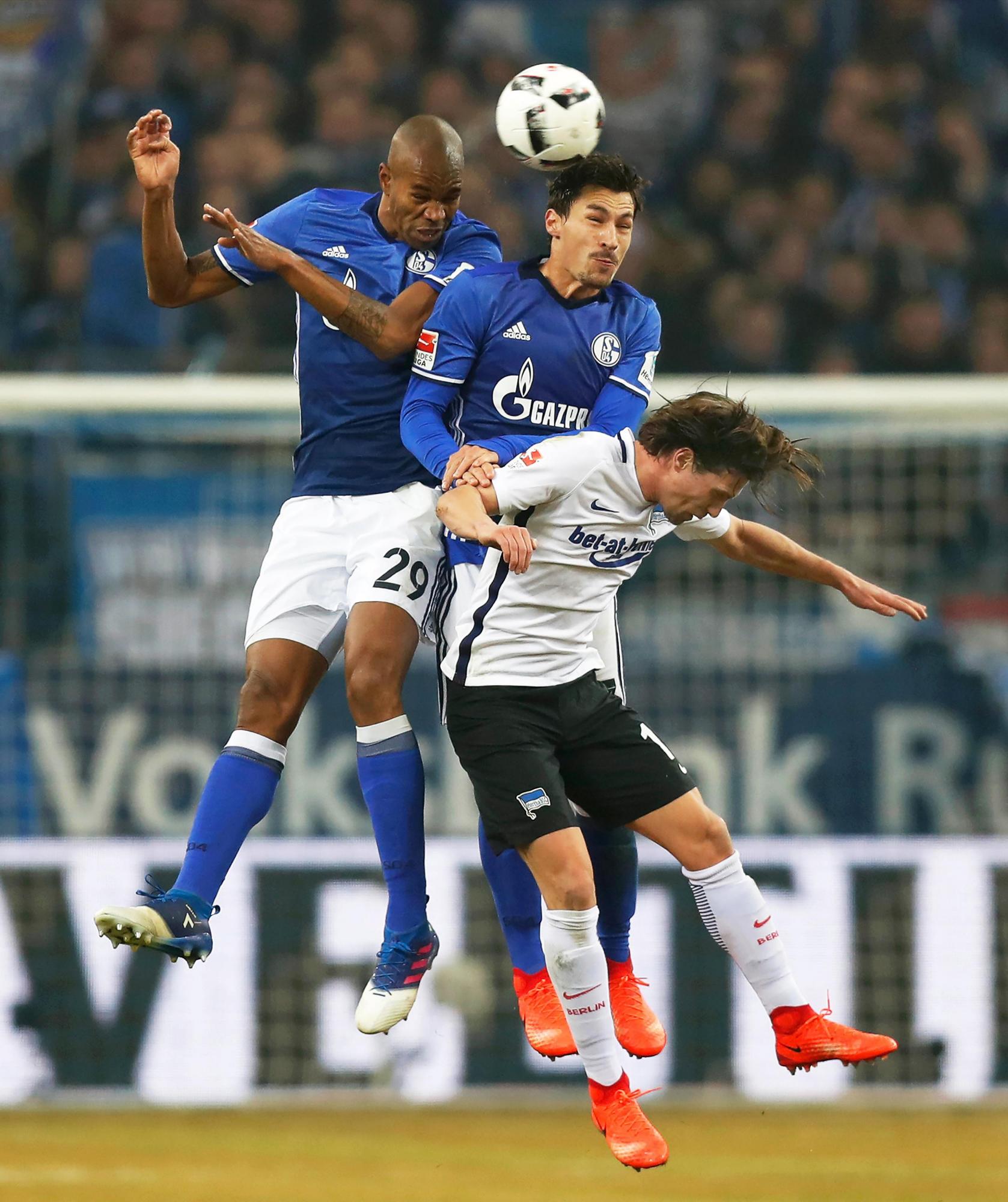 Hertha Valentin Stocker (R) en acción contra los jugadores del Schalke Naldo (L) y Benjamin Stambouli (C) durante el partido de fútbol de la Bundesliga alemana entre el FC Schalke 04 y el Hertha BSC Berlín en Gelsenkirchen, Alemania, 11 de febrero de 2017. (Alemania)