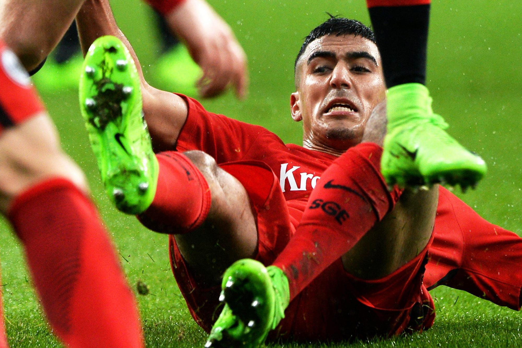 Aymane Barkok de Frankfurt en acción durante el partido de fútbol de la Bundesliga alemana entre Bayer Leverkusen y Eintracht Frankfurt en Leverkusen, Alemania, 11 de febrero de 2017. (Alemania)