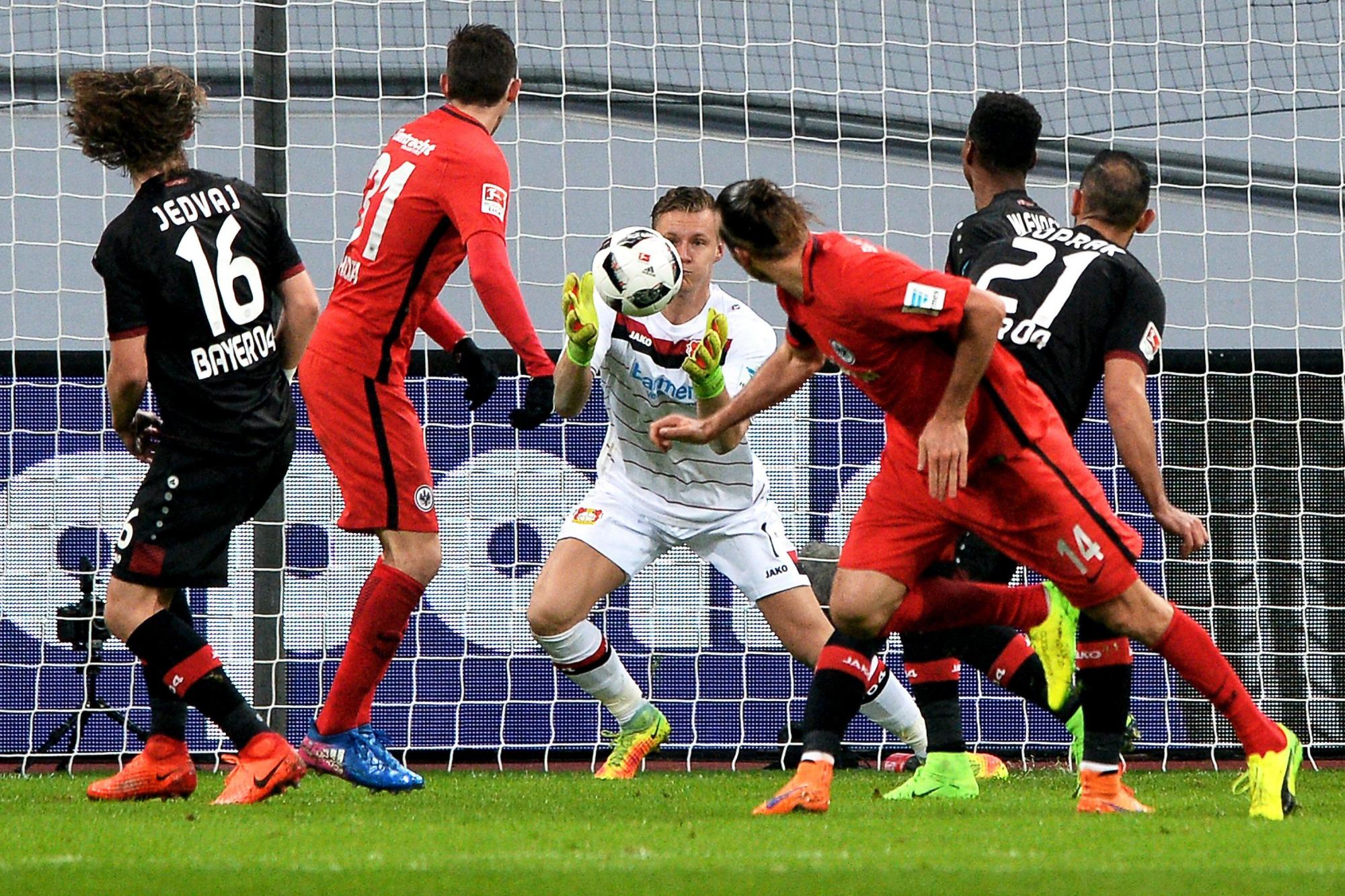 El portero de Leverkusen, Bernd Leno (C), evita que la pelota de la cabeza de Frankfurt Meier (3-R) durante el partido entre Bayer Leverkusen y Eintracht Frankfurt en Leverkusen, Alemania, el 11 de febrero de 2017. 