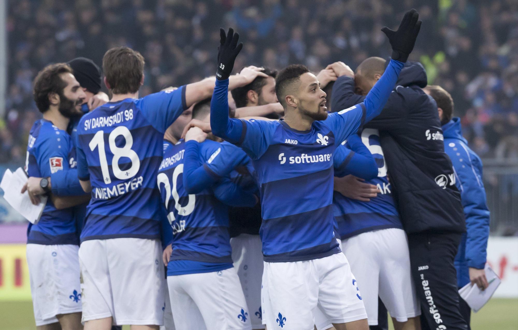 El Sydney Sam (C) de Darmstadt celebra la ventaja de 2-1 con sus compañeros durante el partido de fútbol de la Bundesliga alemana entre el SV Darmstadt 98 y el Borussia Dortmund en Darmstadt, Alemania.