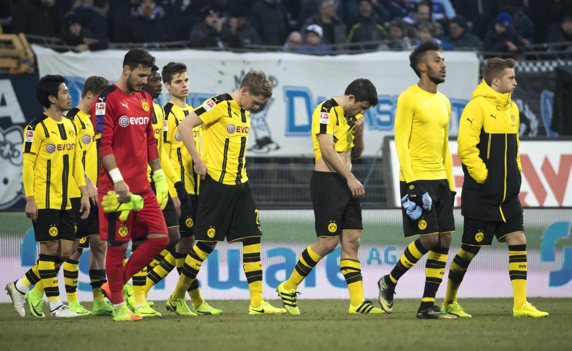 Los jugadores de Dortmund reaccionan después del partido de fútbol de la Bundesliga alemana entre el SV Darmstadt 98 y el Borussia Dortmund en Darmstadt, Alemania, 11 de febrero de 2017. (Rusia, Alemania).