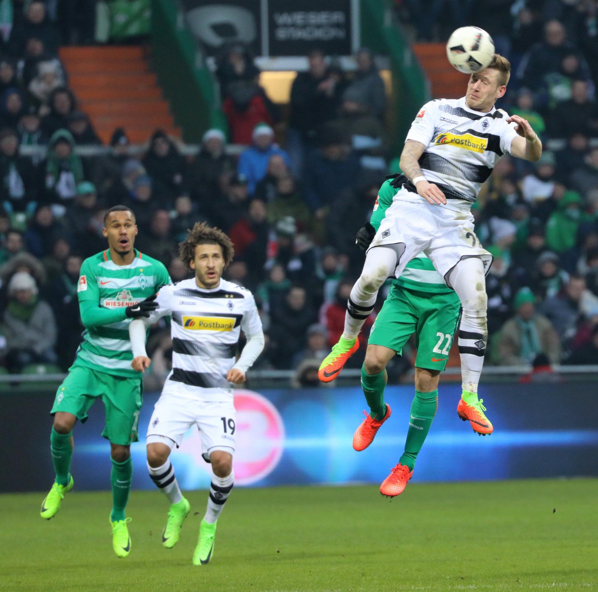 El alemán Andre Hahn (R) de Moenchengladbach salta delante de Bremen Fin Bartels, mientras que Theodor Gebre Selassie (Bremen) y Fabian Johnson (2-L) de Moenchengladbach los ven durante el partido de fútbol de la Bundesliga alemana.