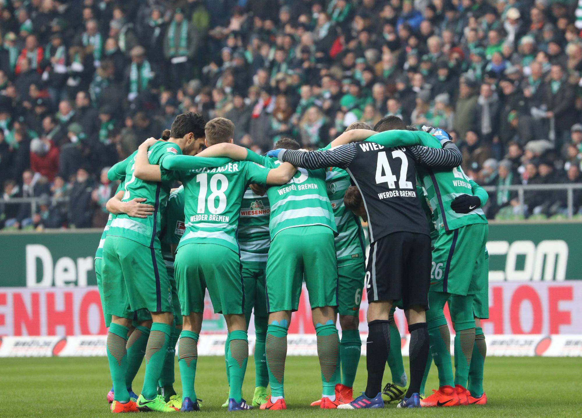 Los jugadores de Bremen forman un círculo antes del partido de fútbol de la Bundesliga alemana entre el SV Werder Bremen y el Borussia Moenchengladbach en Bremen, Alemania, 11 de febrero de 2017. (Rusia, Alemania).