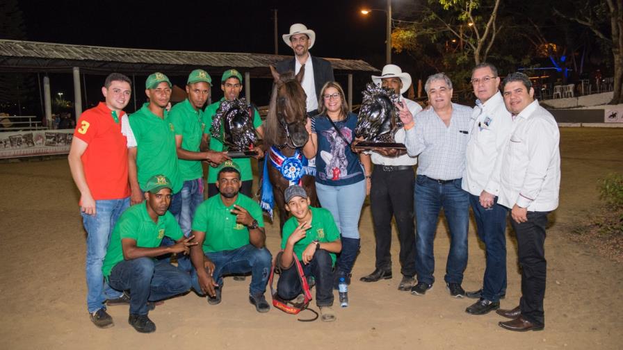 Caballos de Roberto Camino barren en Paso Fino