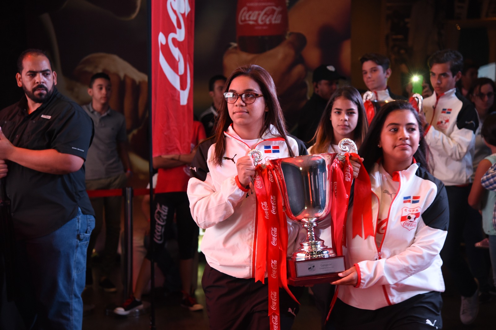 En la imagen dos integrantes del equipo del Colegio Notre Dame, ganadoras del rama femenina en la Copa Coca Cola en 2016. 