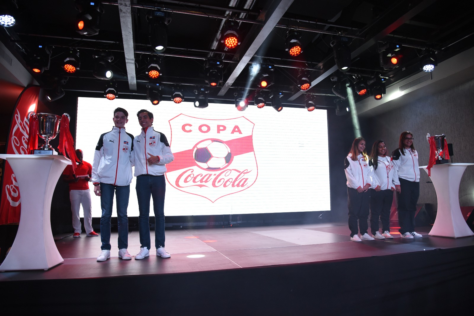 Las Copas que obtendrán los campeones masculinos y femenino de la Copa Coca Cola 2017. 