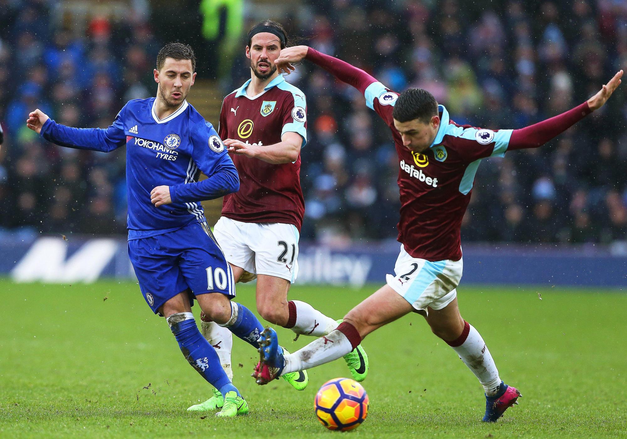 Matt Lowton (R) de Burnley en acción contra Eden Hazard (L) de Chelsea durante el partido de fútbol de la Premier League inglesa entre Burnley FC y Chelsea 