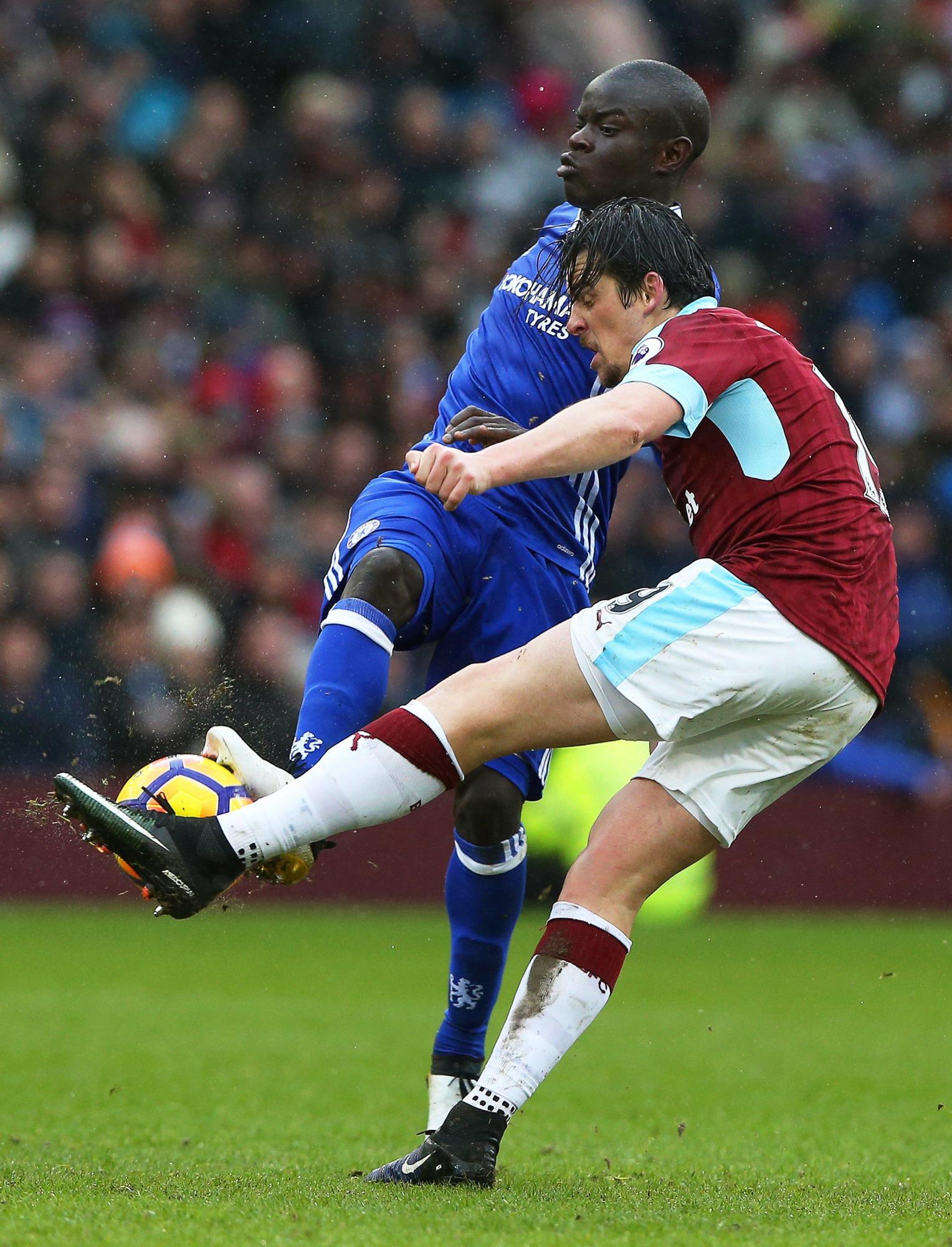 Joey Barton (R) de Burnley en la acción contra N’Golo Kante (L) de Chelsea durante el partido de fútbol inglés de la Premier League entre Burnley FC y Chelsea FC.