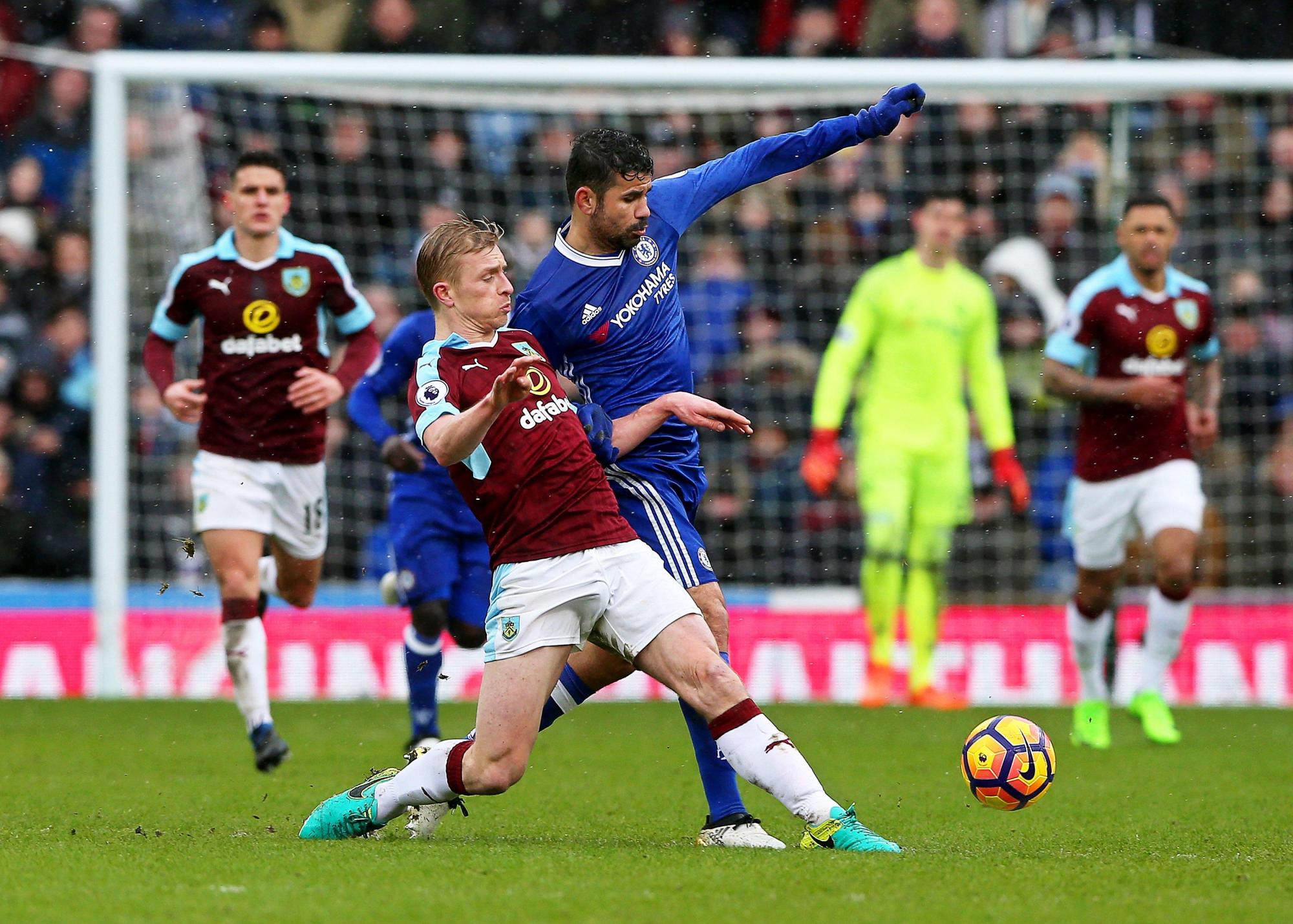 Ben Mee (L) de Burnley en la lucha contra el Chelsea Diego Costa (R) durante el partido de fútbol de la Premier League inglesa entre Burnley FC y Chelsea FC 
