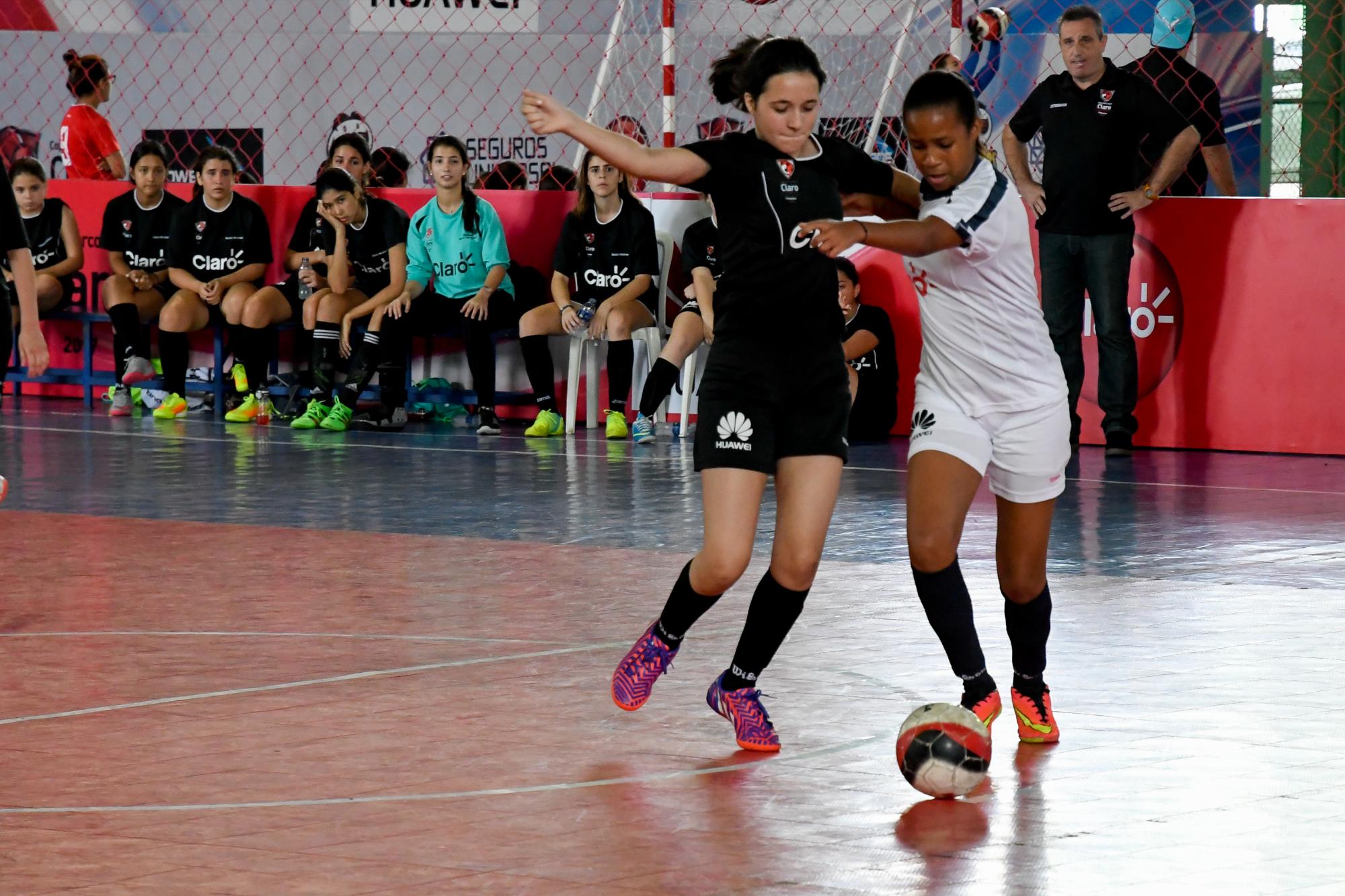 Momento de acción en la jornada final de la vuelta regular del fútbol sala Copa Claro femenino, que se efectuó el domingo 12/02/17.