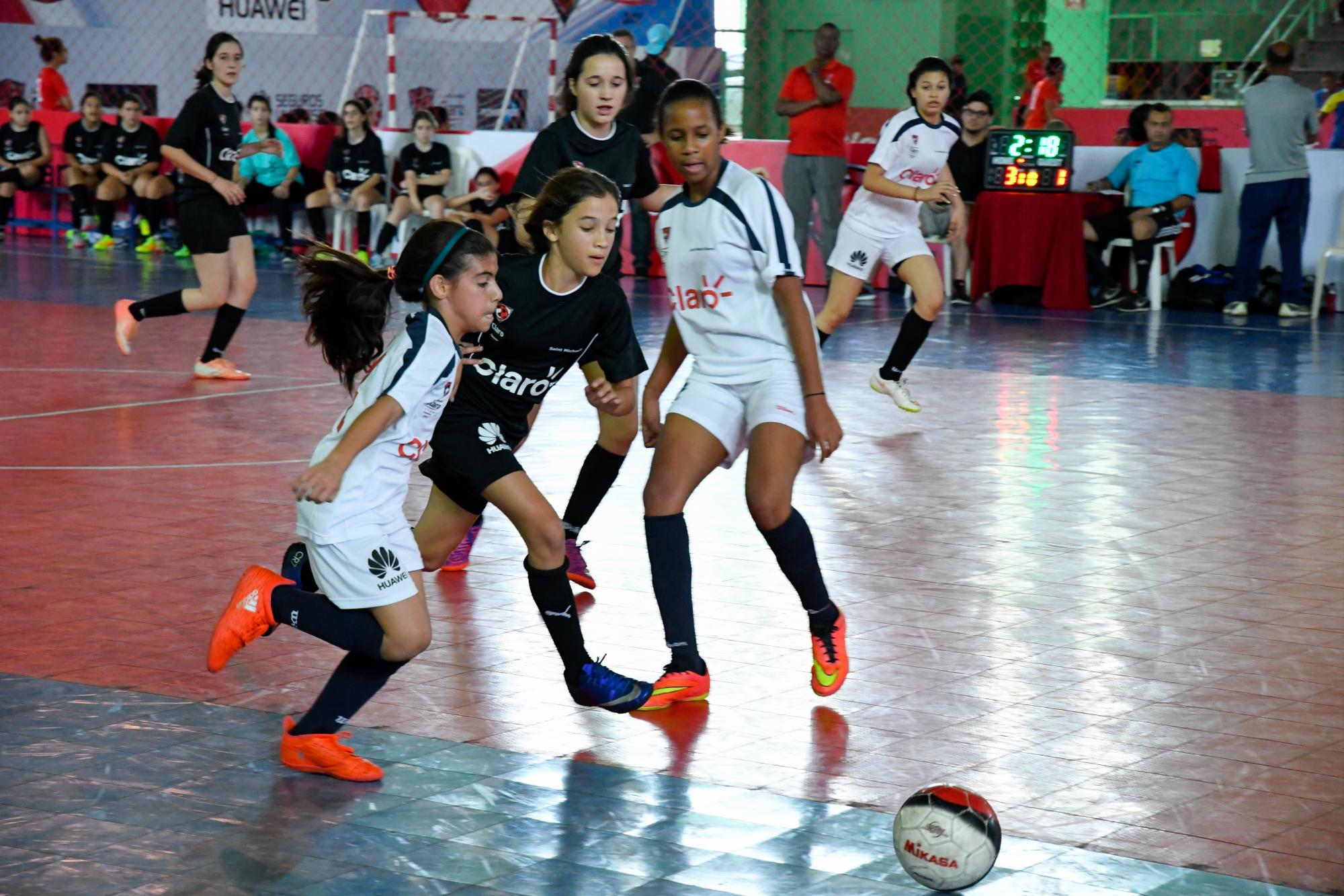 Momento de acción en la jornada final de la vuelta regular del fútbol sala Copa Claro femenino, que se efectuó el domingo 12/02/17.
