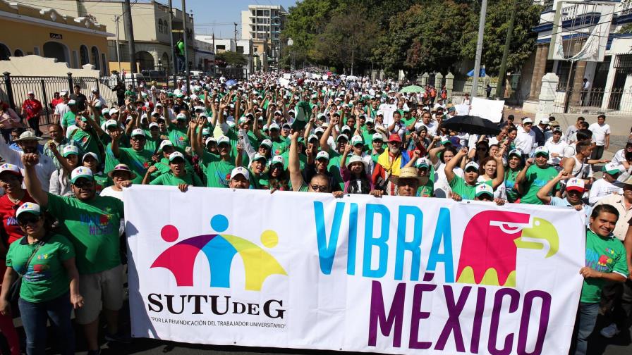 Mexicanos marchan por la unidad nacional contra ataques de Trump