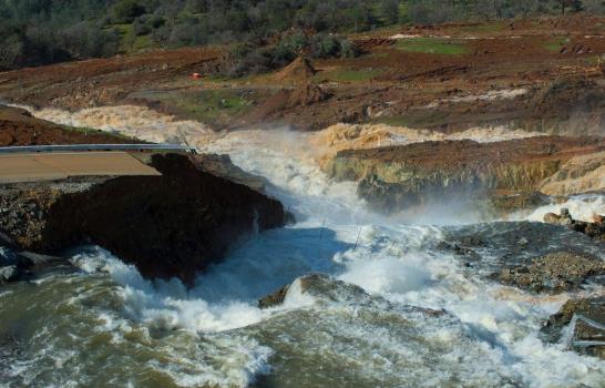 Casi 200,000 evacuados en California por daños en la presa Oroville