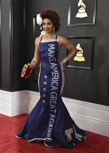Joy Villa porta un vestido que dice Make America Great Again en la 59a entrega de los Grammy en el Staples Center.