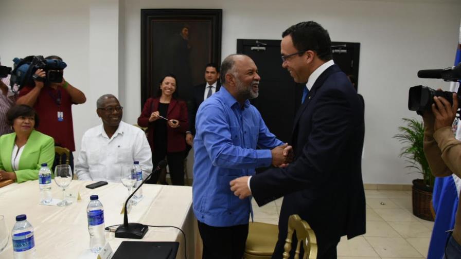 Educación y maestros acuerdan aumento de salario