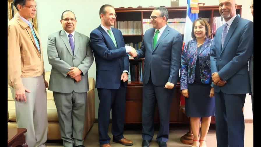 Experto español expone al MAP acerca de la administración electrónica y digital