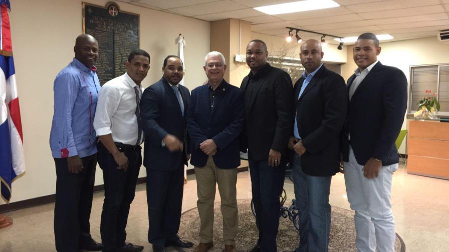 Cuatro ex lanzadores de Grandes Ligas compartieron vivencias con niños y padres  