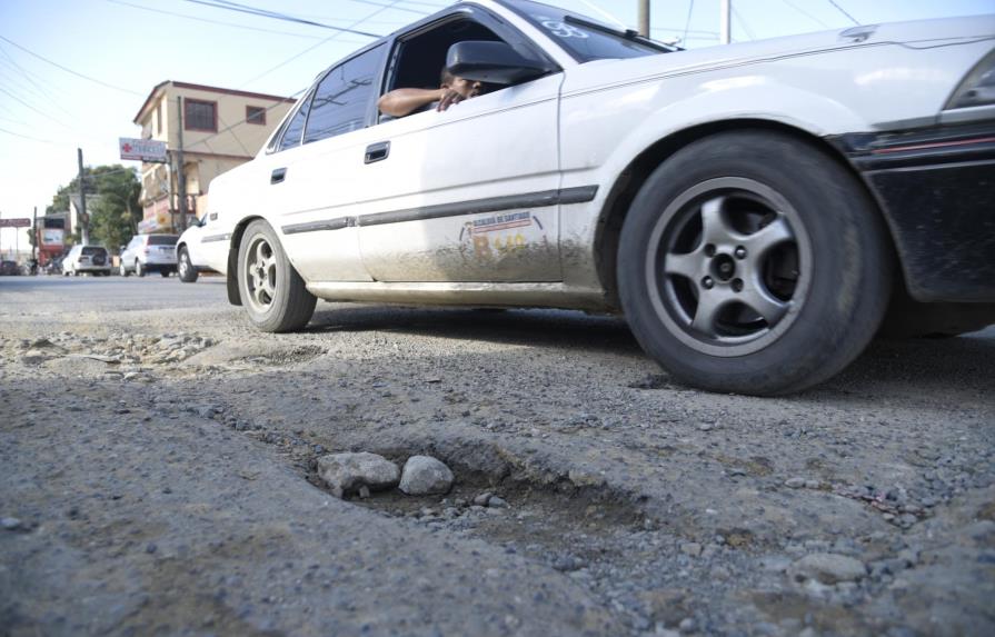 Choferes de Santiago amenazan con huelga por mal estado de las calles