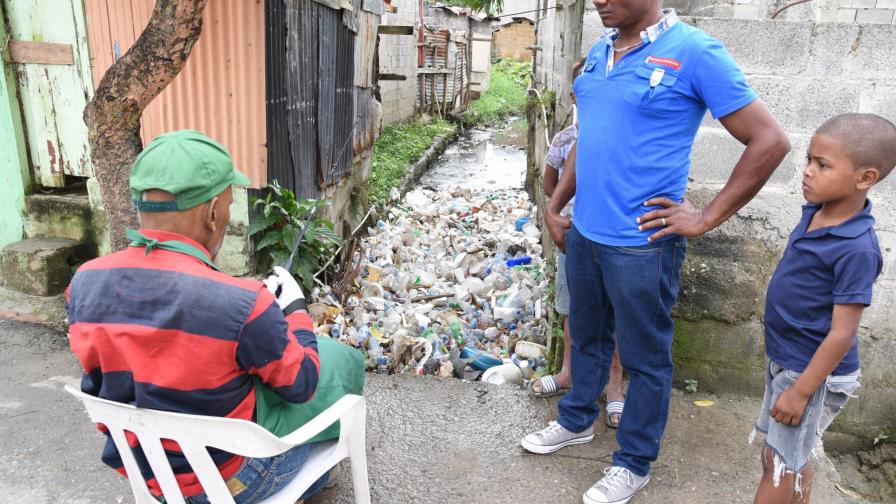 Exigen a alcalde reparación de calles