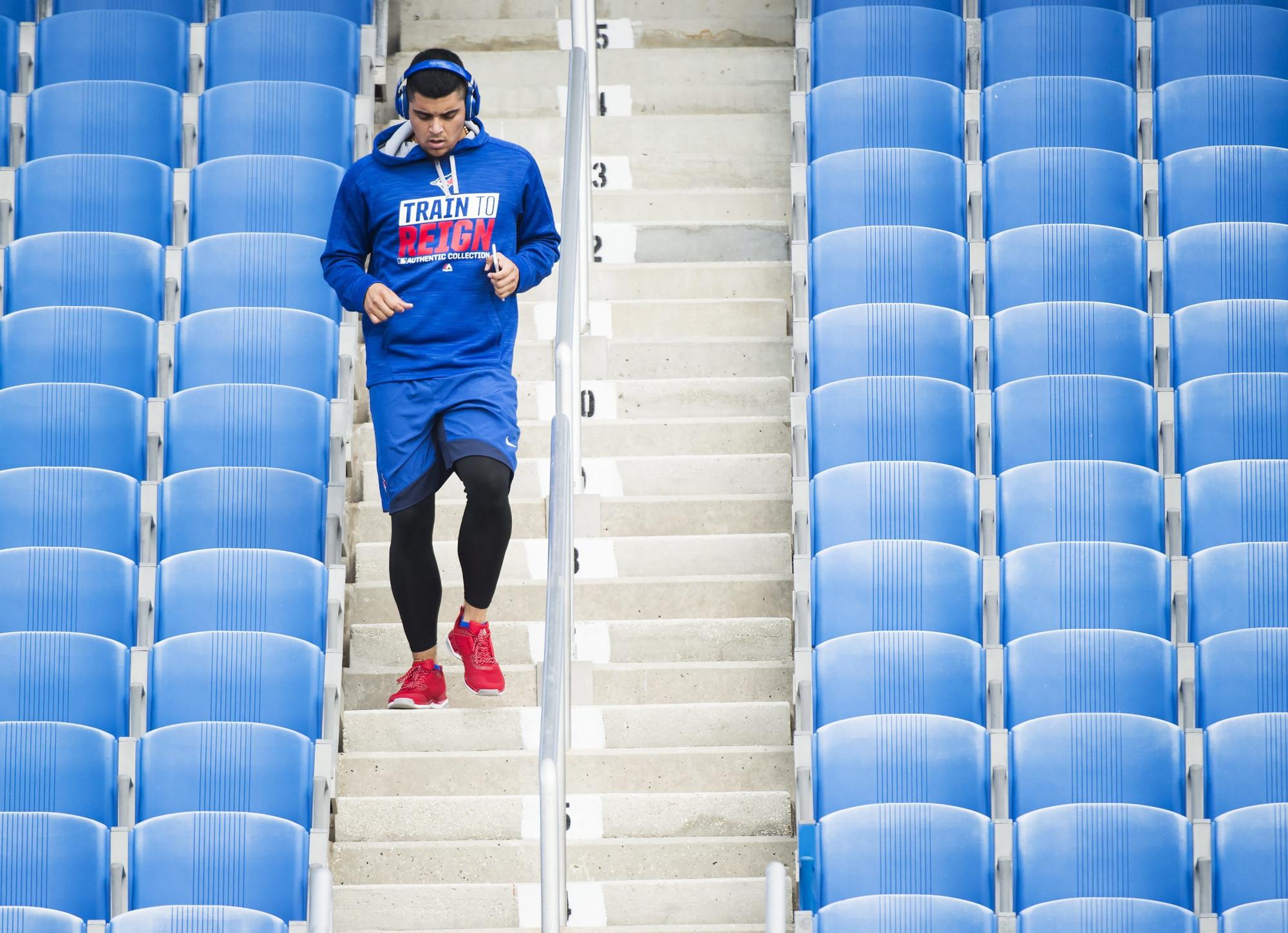 El lanzador Roberto Osuna corre en las escaleras del complejo de los Azulejos en Dunedin, Florida. 