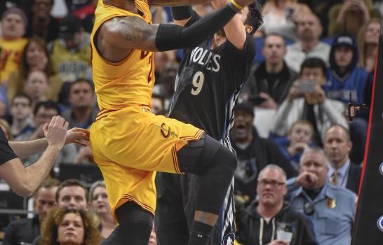 LeBron frustra gran noche de Wiggins, lidera triunfo de Cavs 