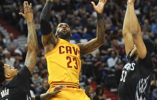 LeBron frustra gran noche de Wiggins, lidera triunfo de Cavs 