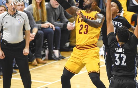 LeBron frustra gran noche de Wiggins, lidera triunfo de Cavs 