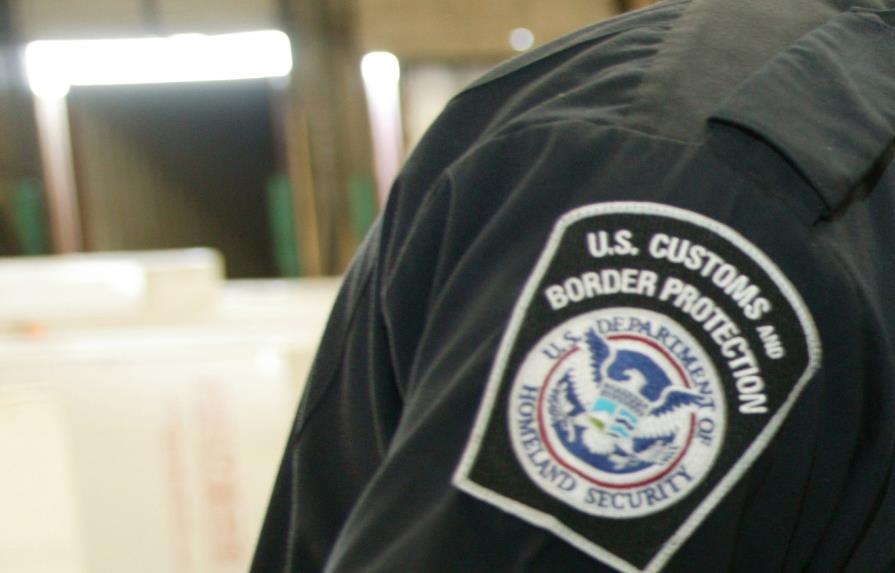 Detienen policía de origen dominicano por escoltar “mulas” en aeropuerto de Estados Unidos 