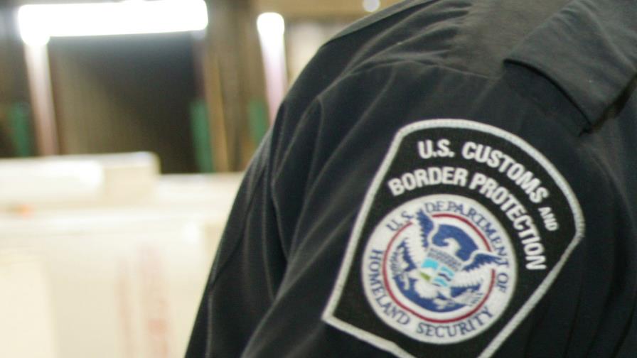 Detienen policía de origen dominicano por escoltar “mulas” en aeropuerto de Estados Unidos 