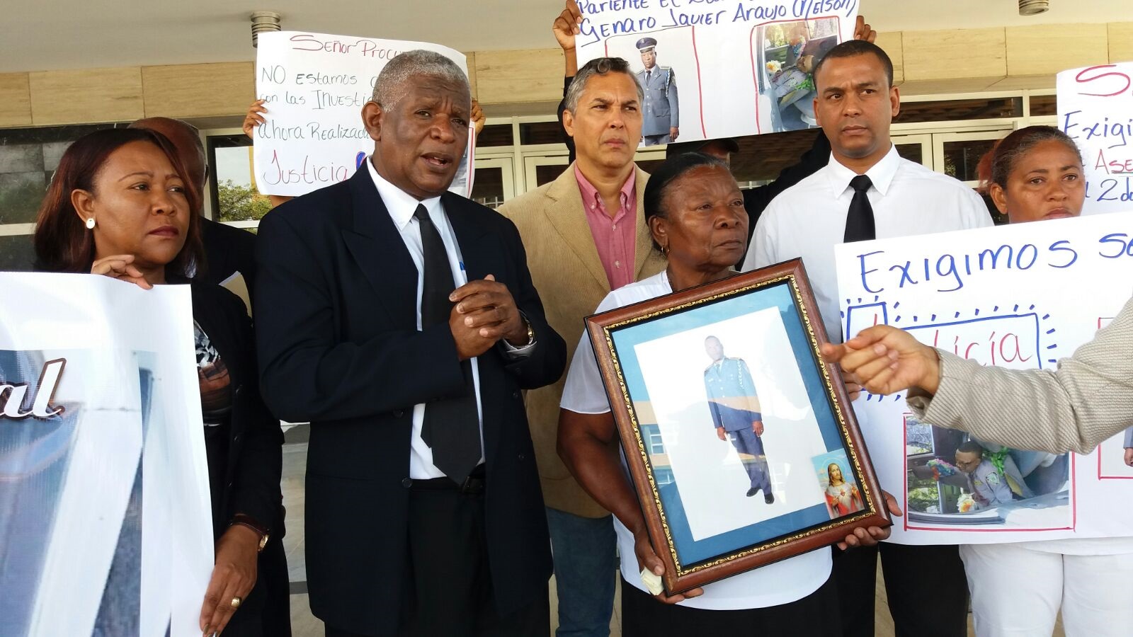 Familiares del segundo teniente Genaro Javier Araujo (Nelson) se presentaron a la Procuraduría, en compañía del presidente de la Comisión Nacional de los Derechos Humanos, Manuel María Mercedes, para que se cree una comisión que investigue el asesinato del oficial.