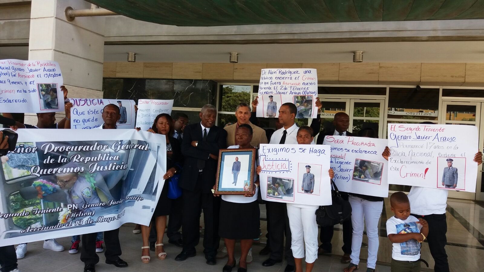 Familiares del segundo teniente Genaro Javier Araujo (Nelson) se presentaron a la Procuraduría, en compañía del presidente de la Comisión Nacional de los Derechos Humanos, Manuel María Mercedes, para que se cree una comisión que investigue el asesinato del oficial.