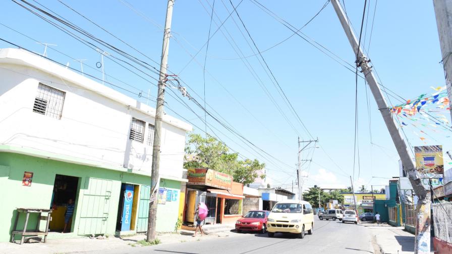 Poste de concreto a “un tris” de causar accidente en la carretera de Mendoza
