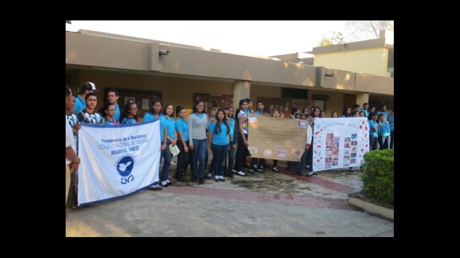 Estudiantes de Santiago crean murales contra el uso de drogas 
