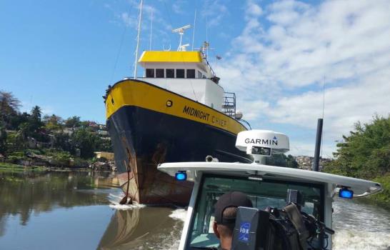 Portuaria retira dos barcos más de las aguas del Isabela