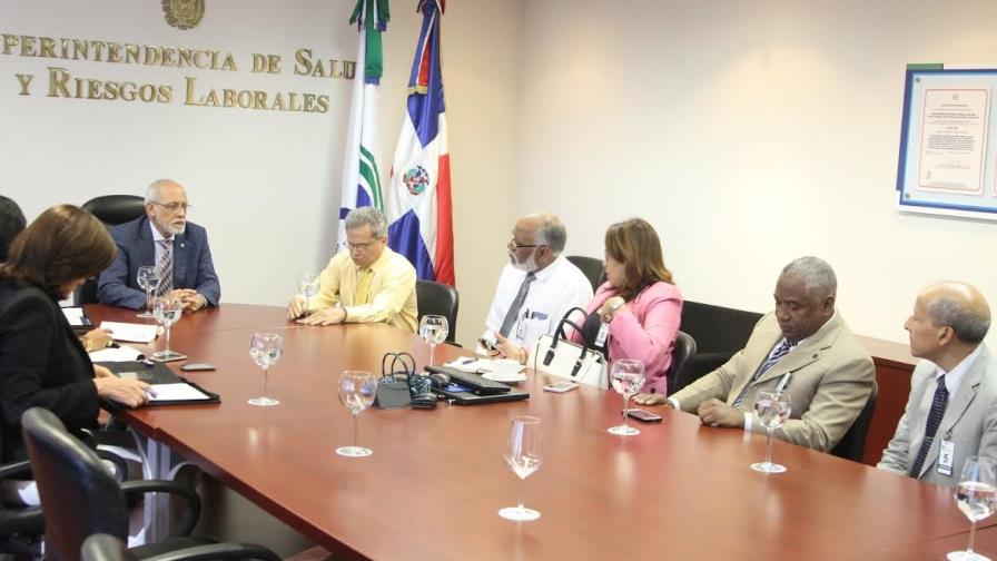 Sisalril auspicia diálogo entre médicos y ARS